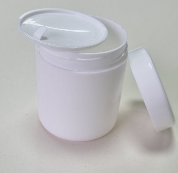 Le récipient pour le gel est un pot blanc de 100 ml